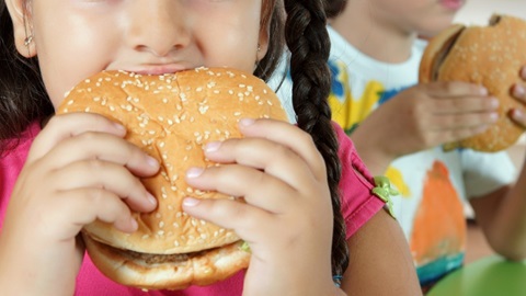 Des repas déséquilibrés, à l'école et à la maison, peuvent mener l'enfant au surpoids, voire à l'obésité